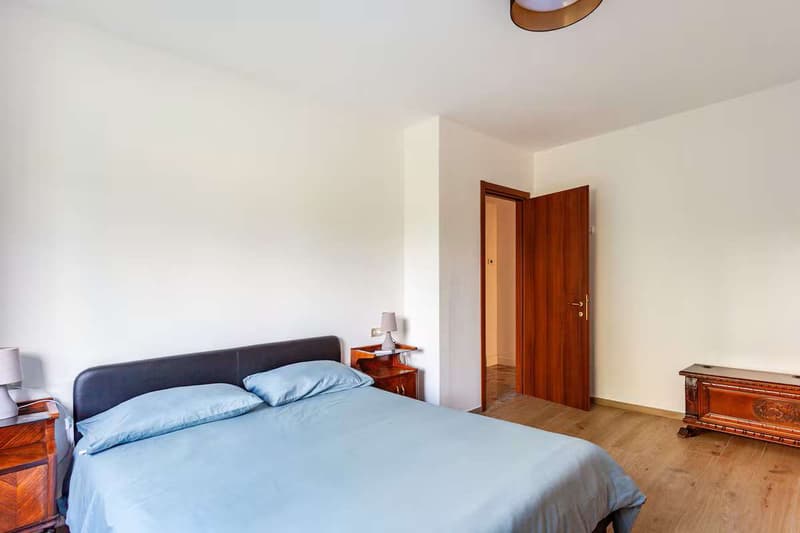 Belle villa divisée en trois unités, avec grand jardin et piscine, dans (5)