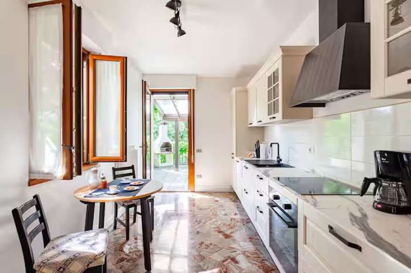 Belle villa divisée en trois unités, avec grand jardin et piscine, dans (4)