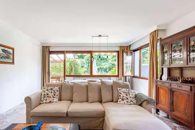 Belle villa divisée en trois unités, avec grand jardin et piscine, dans (2)