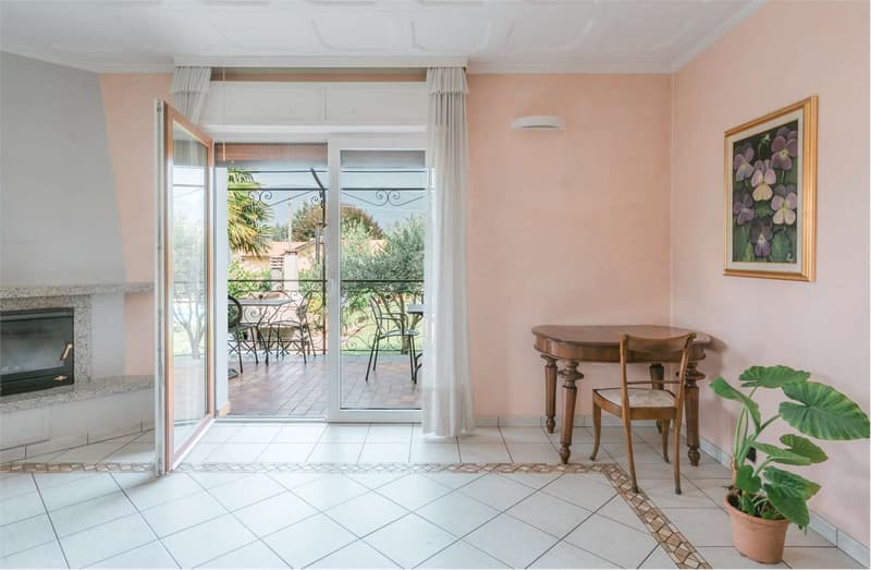 Belle villa divisée en trois unités, avec grand jardin et piscine, dans (8)