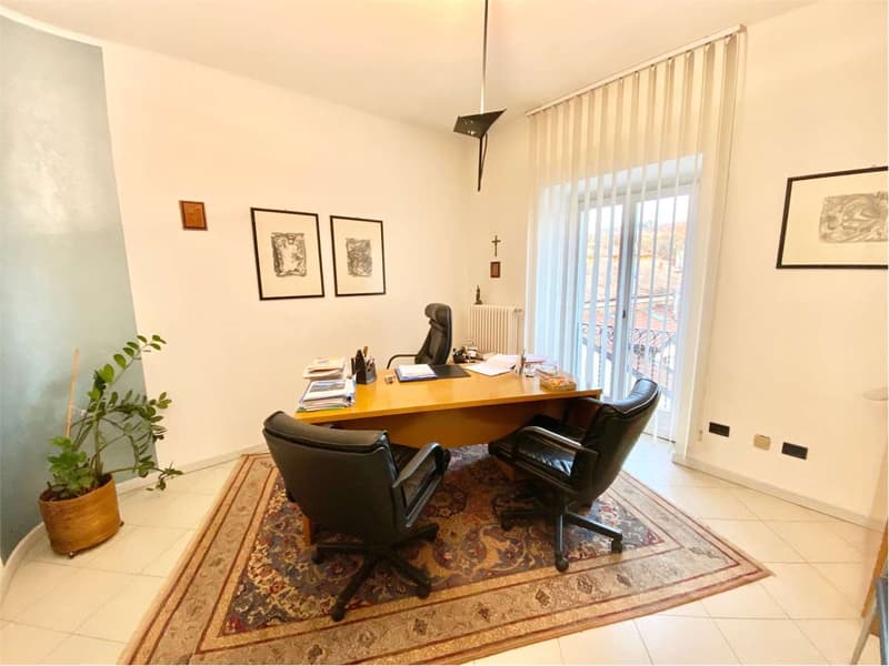 Spazioso appartamento in un palazzo storico nel centro di Luino con as (11)