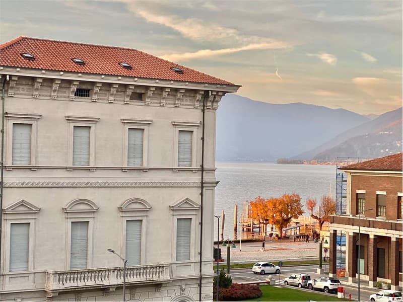 Spazioso appartamento in un palazzo storico nel centro di Luino con as (13)
