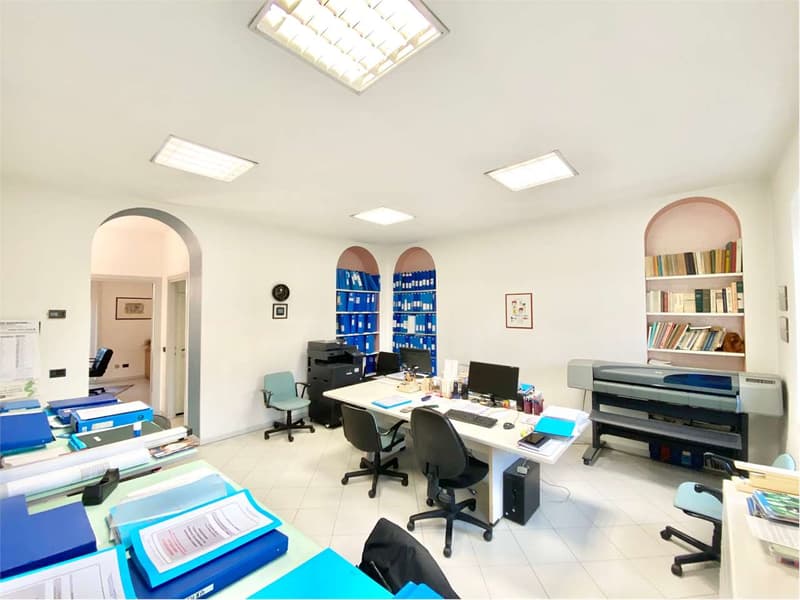 Spazioso appartamento in un palazzo storico nel centro di Luino con as (10)
