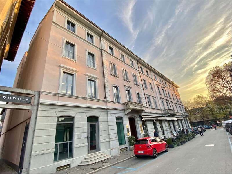 Spazioso appartamento in un palazzo storico nel centro di Luino con as (1)