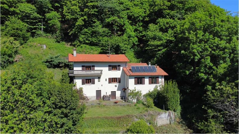 Beautiful country house in a sunny and reserved position with (1)