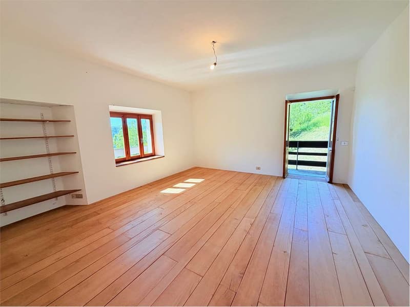 Beautiful country house in a sunny and reserved position with (12)