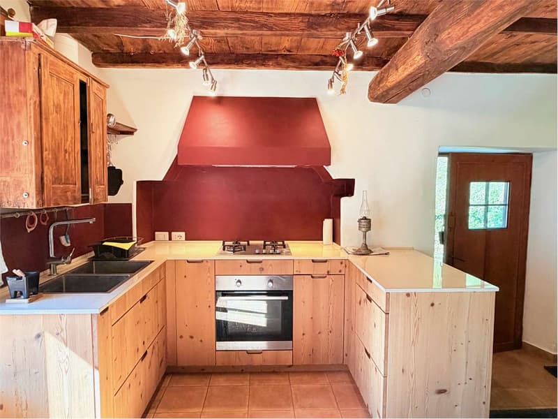 Beautiful country house in a sunny and reserved position with (6)
