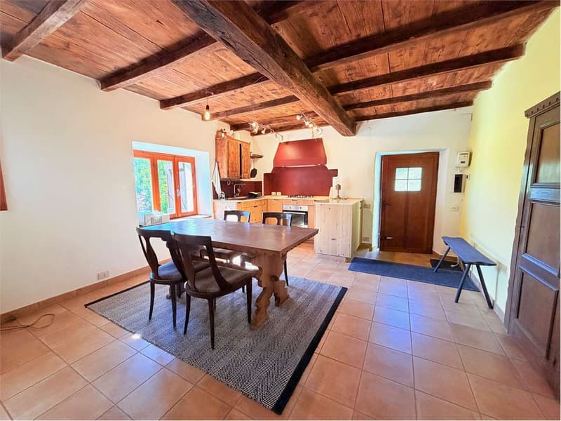 Beautiful country house in a sunny and reserved position with (3)