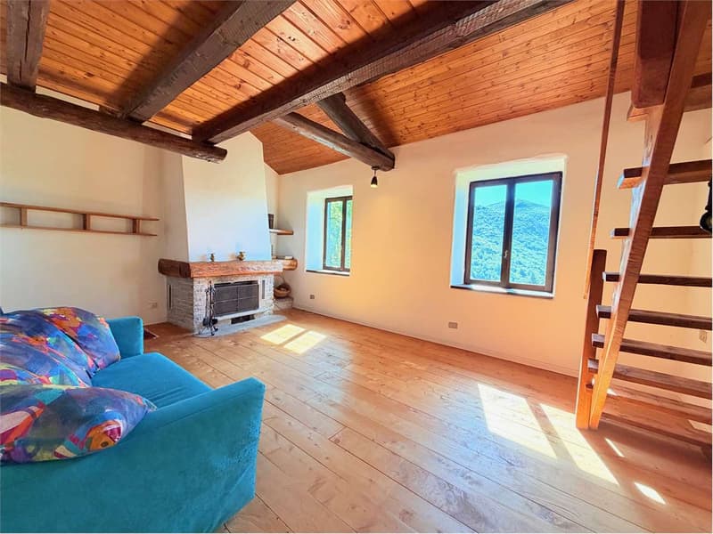 Beautiful country house in a sunny and reserved position with (9)