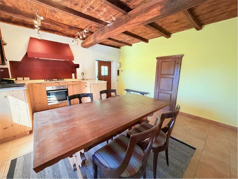 Beautiful country house in a sunny and reserved position with (4)