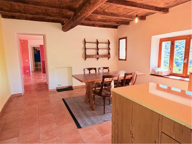 Beautiful country house in a sunny and reserved position with (5)