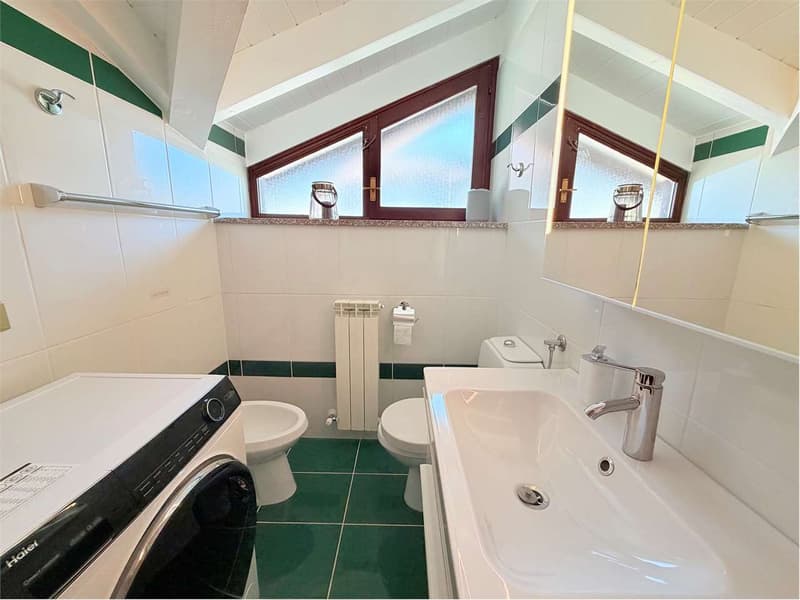 Wunderschönes Dachgeschoß in einem kleinen Wohngebiet mit Pool und fantastischem Blick (10)