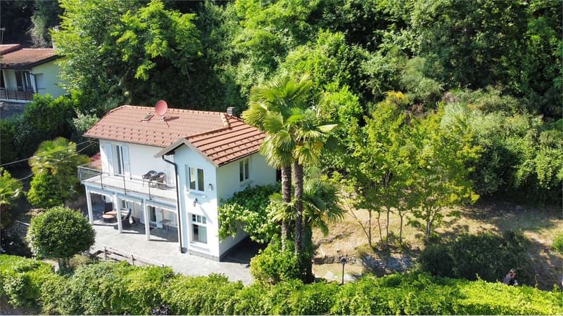 Affascinante casa unifamiliare in posizione soleggiata con ampio giard (1)