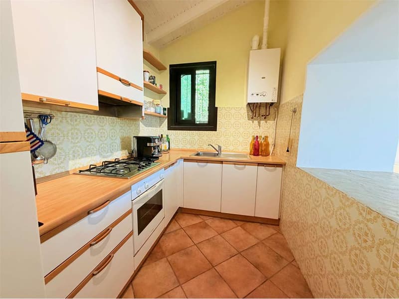 Affascinante casa unifamiliare in posizione soleggiata con ampio giard (6)