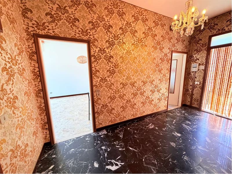 Curata villa in una posizione tranquilla e soleggiata, vicina al paese (4)