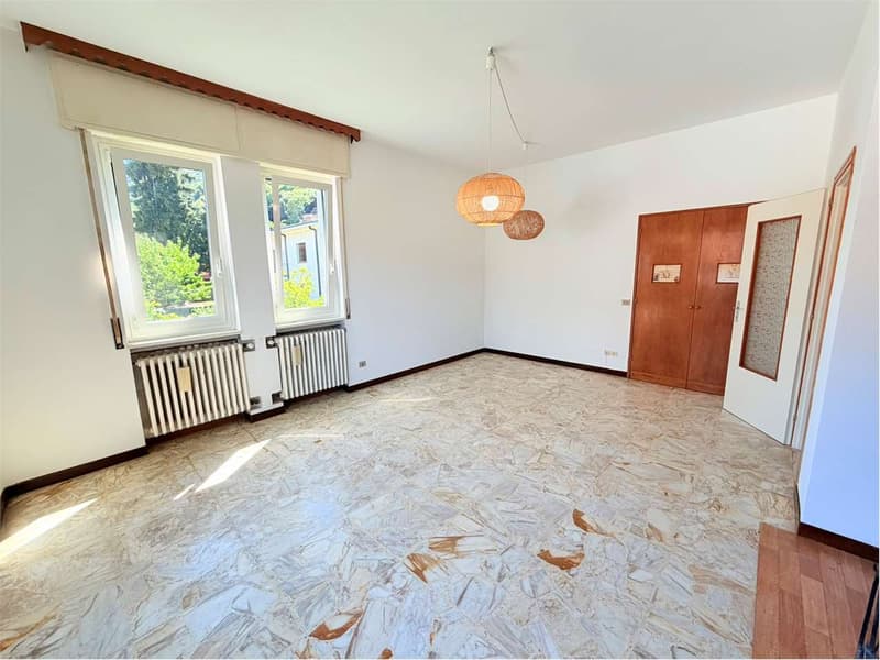 Curata villa in una posizione tranquilla e soleggiata, vicina al paese (7)