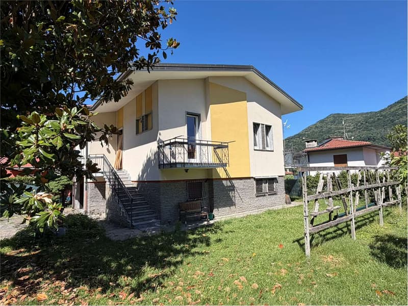 Curata villa in una posizione tranquilla e soleggiata, vicina al paese (1)