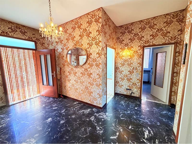 Curata villa in una posizione tranquilla e soleggiata, vicina al paese (3)