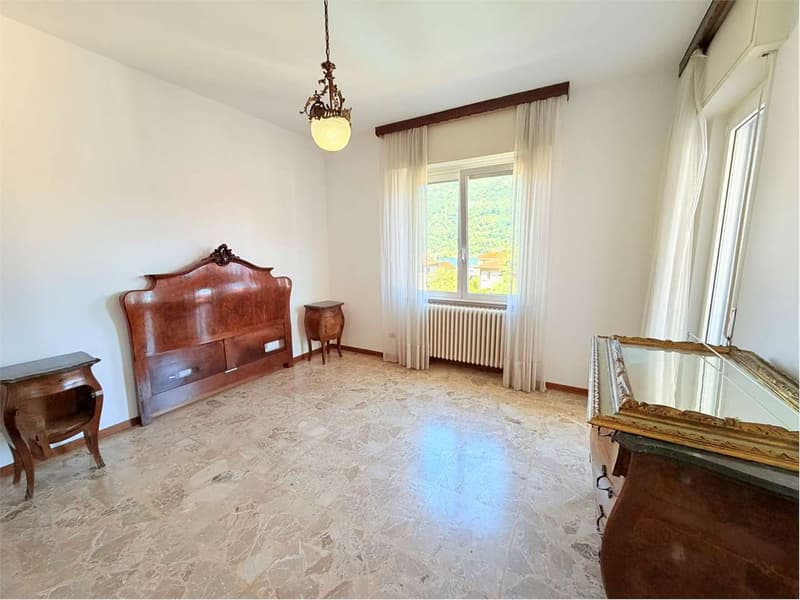 Curata villa in una posizione tranquilla e soleggiata, vicina al paese (12)