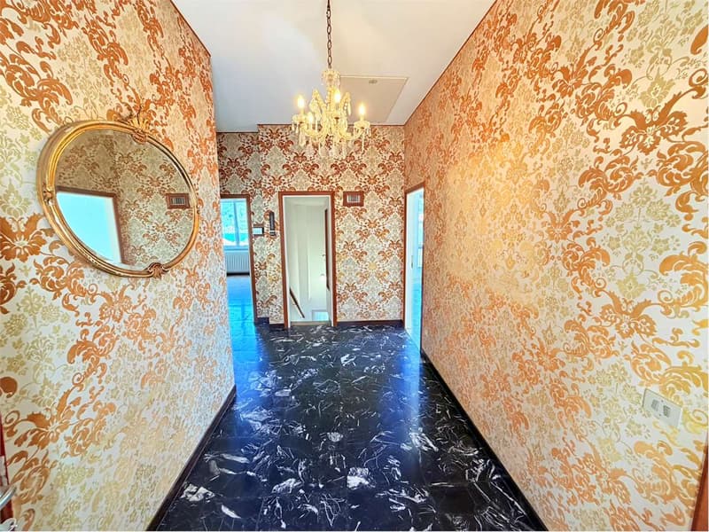 Curata villa in una posizione tranquilla e soleggiata, vicina al paese (2)