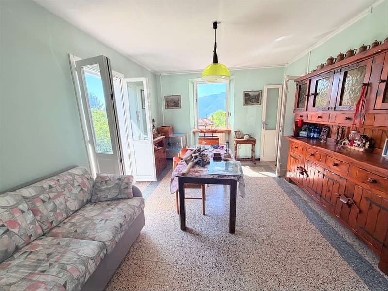 Unabhängiges Haus zur Renovierung in sonniger und ruhiger Lage (2)