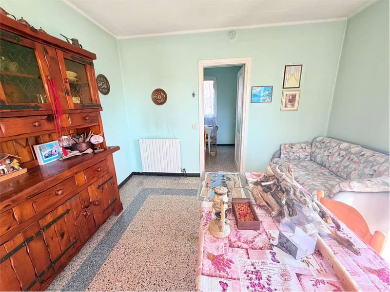 Unabhängiges Haus zur Renovierung in sonniger und ruhiger Lage (3)