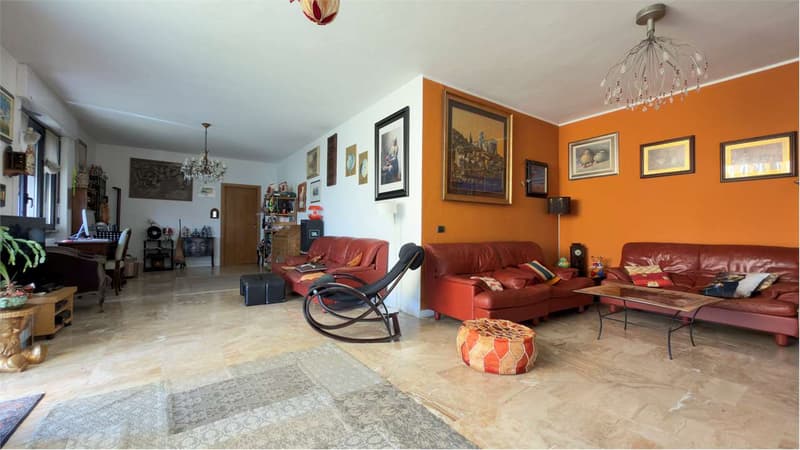 Villa soignée avec deux unités d'habitation indépendantes, piscine et vue lac splendide (13)