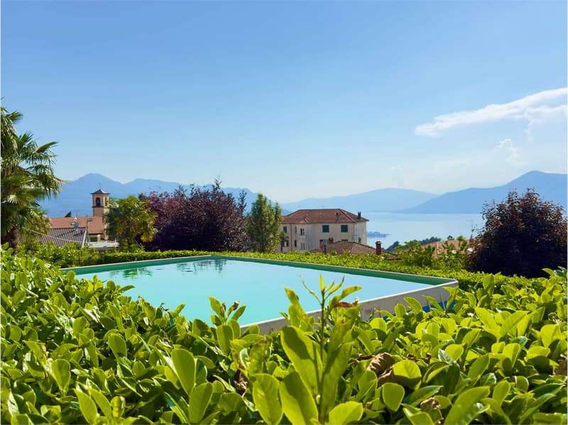 Villa soignée avec deux unités d'habitation indépendantes, piscine et vue lac splendide (2)