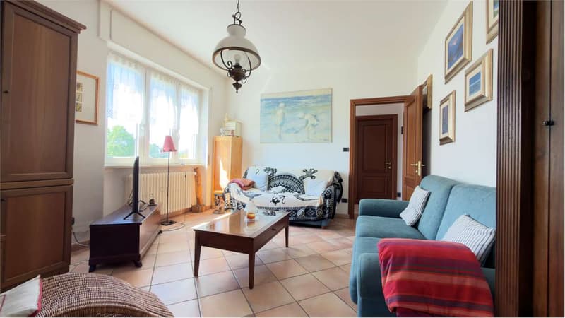 Villa soignée avec deux unités d'habitation indépendantes, piscine et vue lac splendide (3)