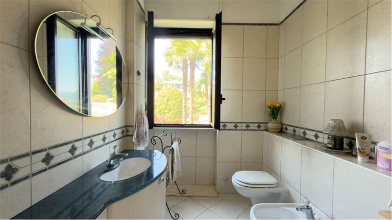 Villa soignée avec deux unités d'habitation indépendantes, piscine et vue lac splendide (11)