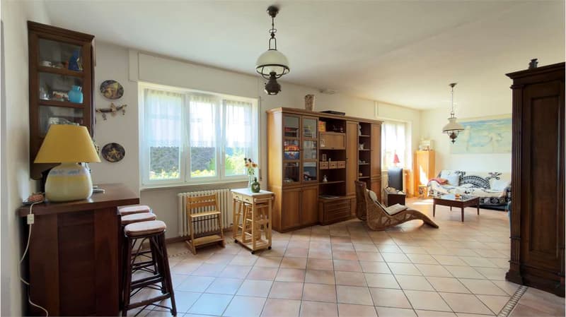 Villa soignée avec deux unités d'habitation indépendantes, piscine et vue lac splendide (5)