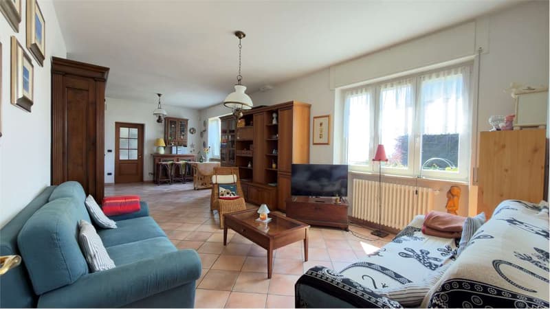 Villa soignée avec deux unités d'habitation indépendantes, piscine et vue lac splendide (4)