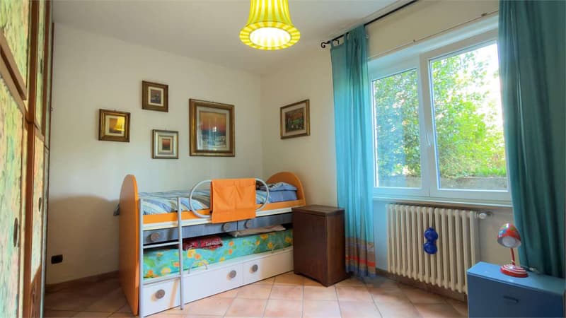 Villa soignée avec deux unités d'habitation indépendantes, piscine et vue lac splendide (10)