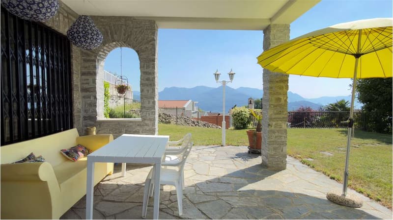 Villa soignée avec deux unités d'habitation indépendantes, piscine et vue lac splendide (12)