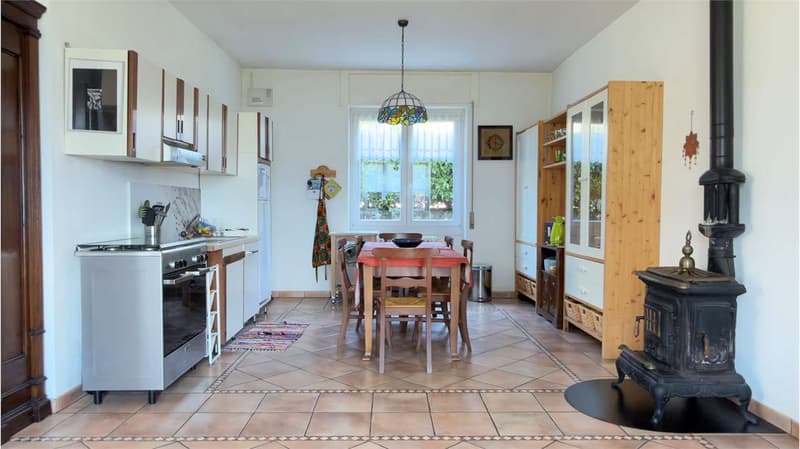 Villa soignée avec deux unités d'habitation indépendantes, piscine et vue lac splendide (7)
