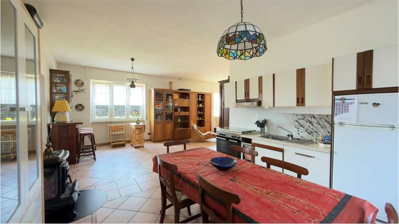 Villa soignée avec deux unités d'habitation indépendantes, piscine et vue lac splendide (6)