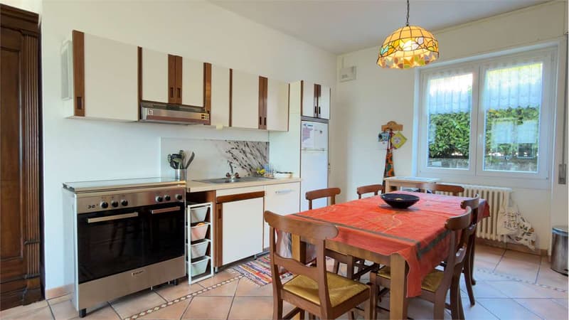 Villa soignée avec deux unités d'habitation indépendantes, piscine et vue lac splendide (8)