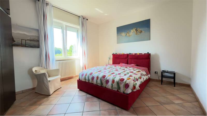 Villa soignée avec deux unités d'habitation indépendantes, piscine et vue lac splendide (9)