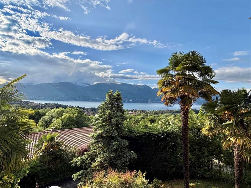 Esclusiva villa in una posizione soleggiata e tranquilla con incantevo (12)