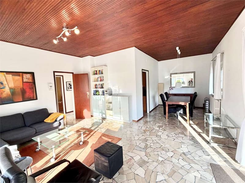 Esclusiva villa in una posizione soleggiata e tranquilla con incantevo (3)