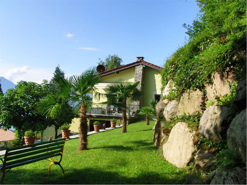 Esclusiva villa in una posizione soleggiata e tranquilla con incantevo (9)