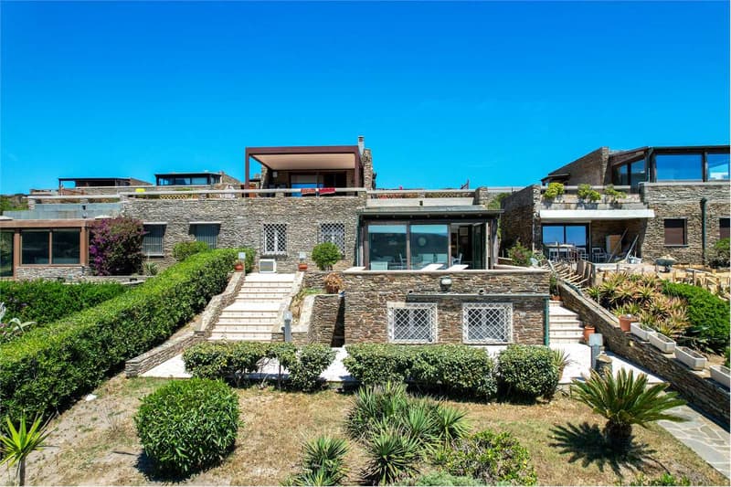 Stupenda villa con vista mare, circondata dalla natura (2)