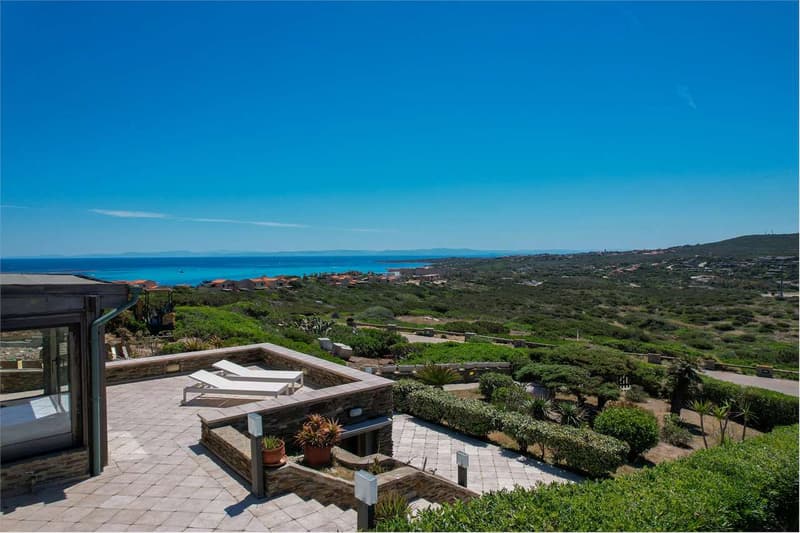 Stupenda villa con vista mare, circondata dalla natura (11)