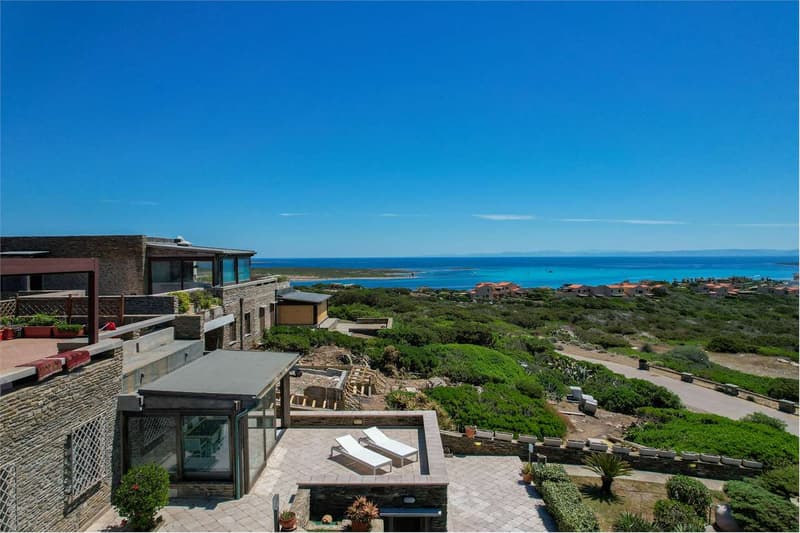 Stupenda villa con vista mare, circondata dalla natura (9)