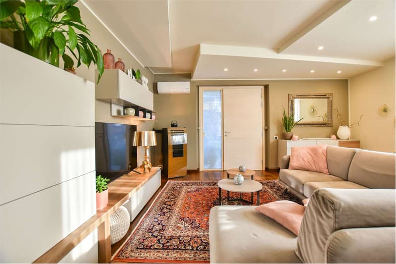 Elegante villa indipendente immersa nella natura, con piscina e garage (12)