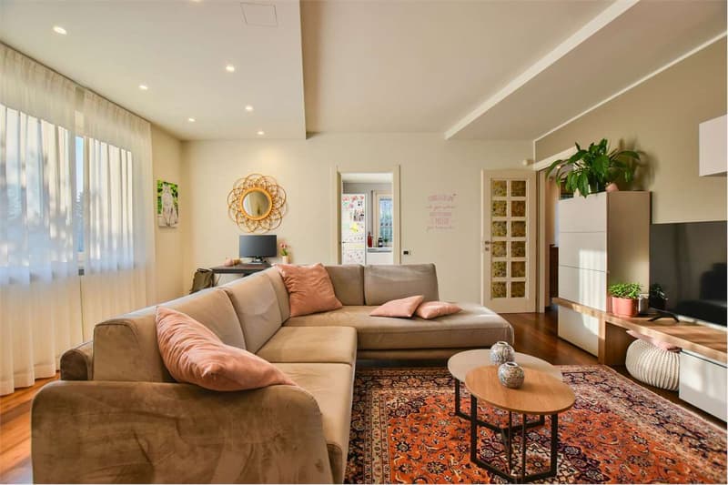 Elegante villa indipendente immersa nella natura, con piscina e garage (10)
