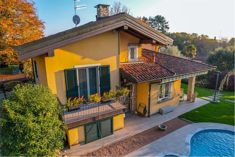 Elegante villa indipendente immersa nella natura, con piscina e garage (4)