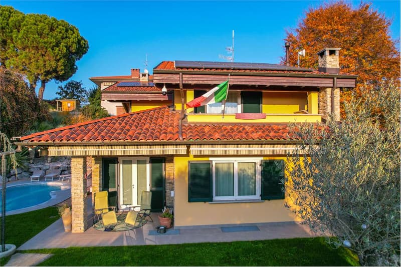 Elegante villa indipendente immersa nella natura, con piscina e garage (6)