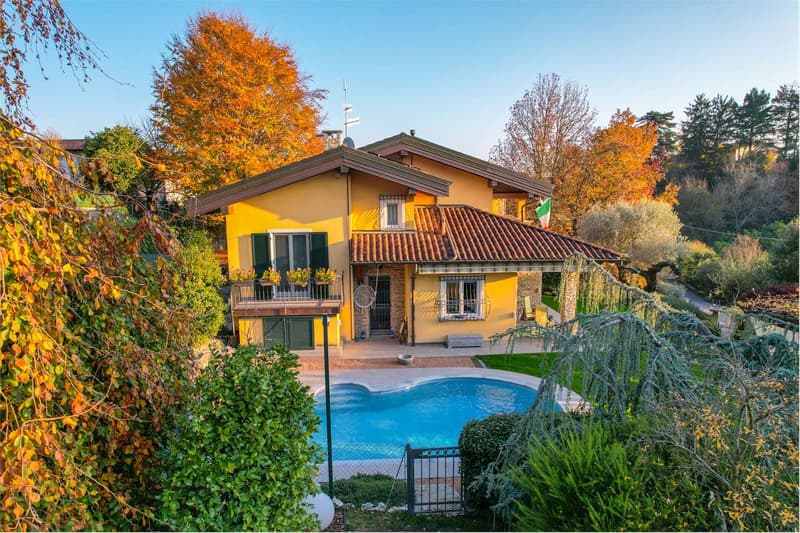 Elegante villa indipendente immersa nella natura, con piscina e garage (3)