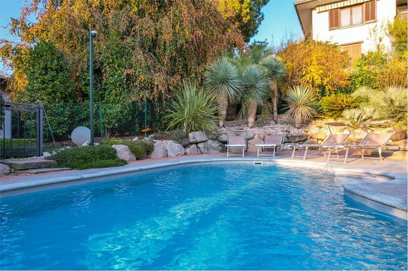 Elegante villa indipendente immersa nella natura, con piscina e garage (7)